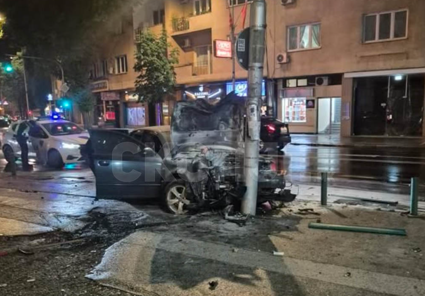 НЕСРЕЌА ПО ПОЛНОЌ КАЈ ПОРТА МАКЕДОНИЈА – Возач со “Ауди” излетал од патот, автомобилот се запалил [ФОТО]