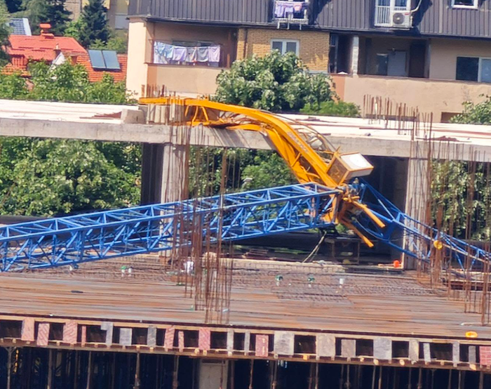 Падна кран на градилиште во старата касарна во Битола [ФОТО]