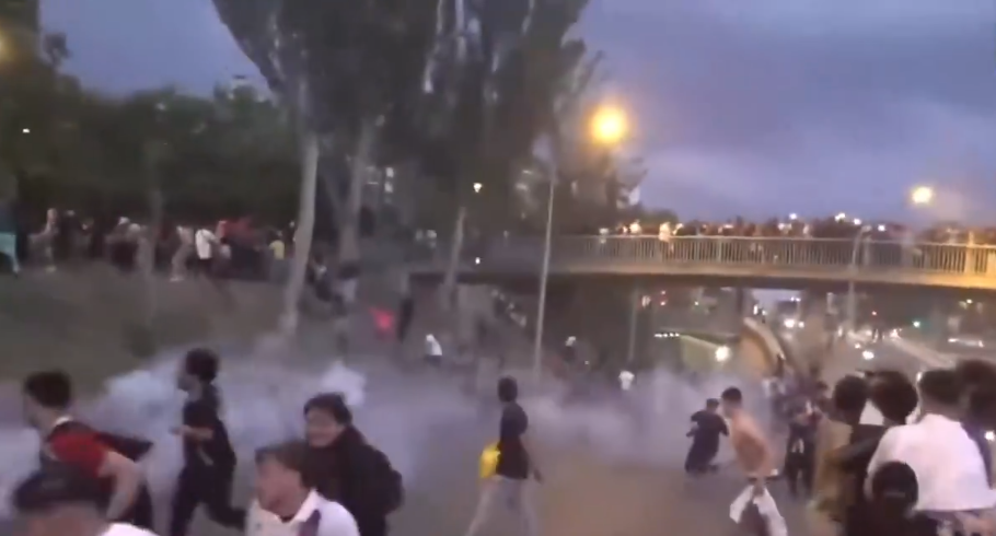 [ВИДЕО] Тотален хаос во Париз: Навивачите се судрија со полицијата