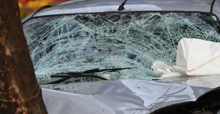 24-годишник од Струшко со „мерцедес“ излетал од пат: Двајца тешко повредени