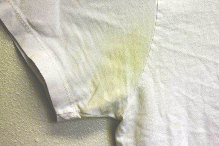 Ова е најлесниот начин да се ослободите од несаканите дамки од дезодоранс на вашата облека