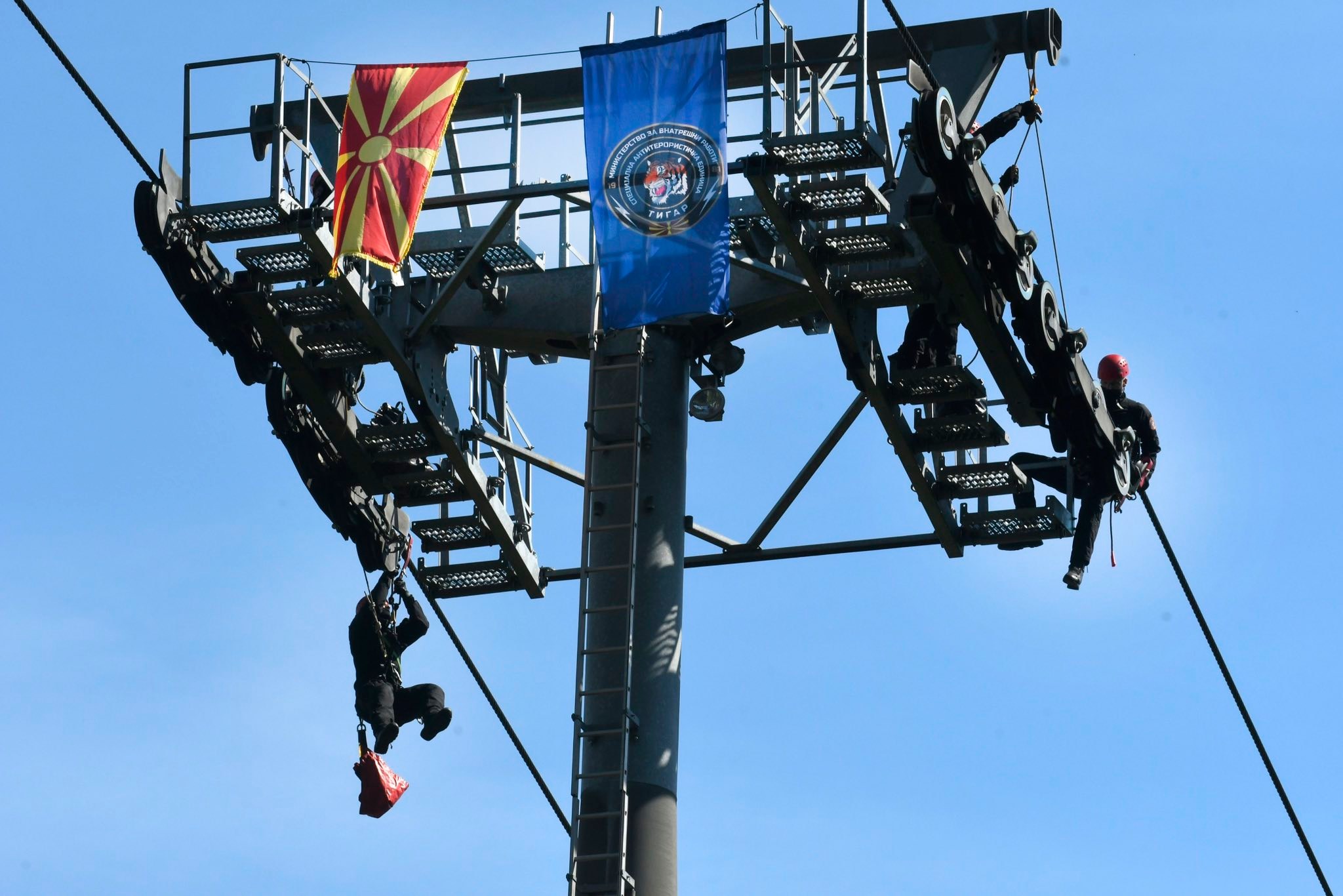 [ФОТО] Државата ги унапредува капацитетите за справување со кризи – одржана показна вежба на Водно за спасување од жичница