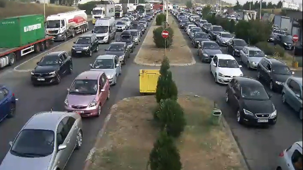 Гужви на „Табановце“ и „Богородица“ – Чекање по еден час за влез и излез од државата