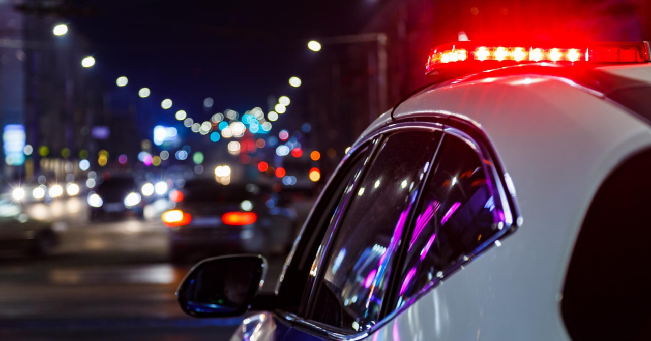 Полициски службеници фатени во интимен однос во службената кола, случаен минувач ги снимил: Веднаш биле суспендирани од работа