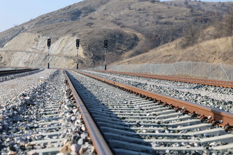 Инженерите предупредуваат: Брзата пруга не смее да го загрози проектот „Вардарска долина“
