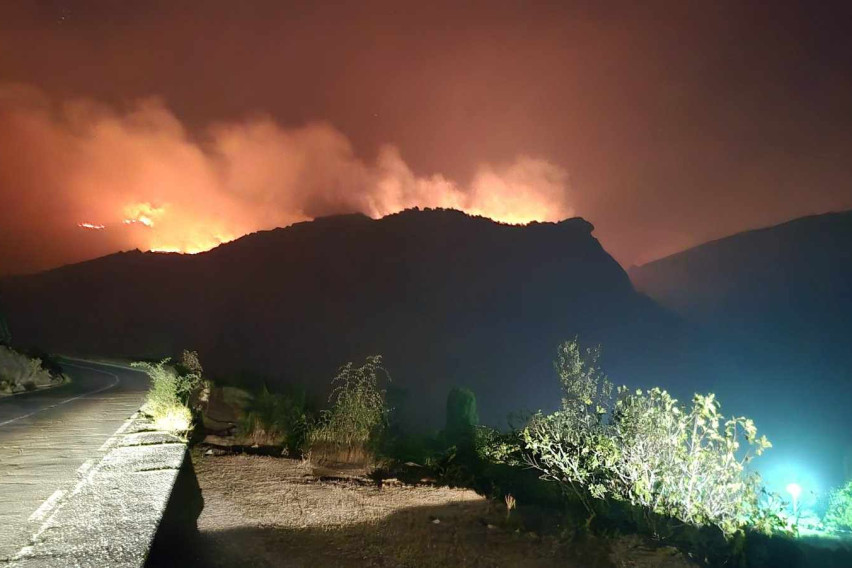 Опасен пожар во близина на границата со Грција, постои опасност од неоткопани гранати, а се слушаат и пукотници