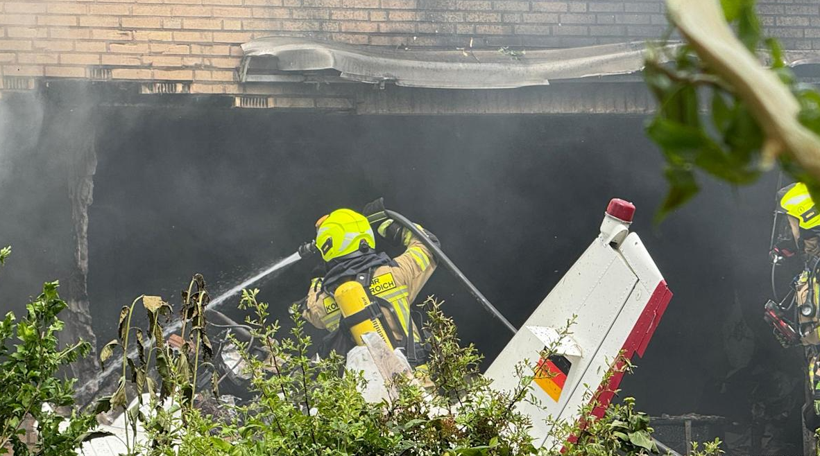 Авионска несреќа во Германија: Мал авион се урна врз станбена зграда, две лица загинаа