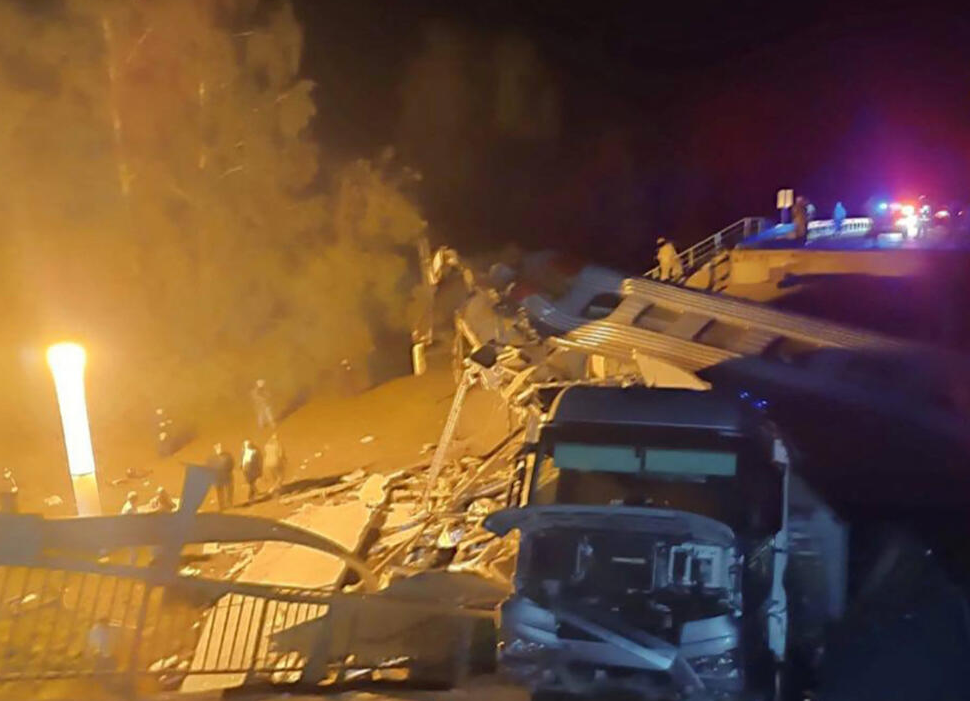 Два моста се урнаа во Русија – еден врз воз, седуммина загинати, десетици повредени