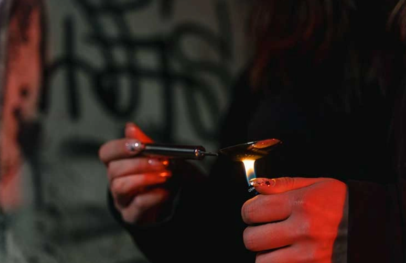 Проблемот со дрогата во Македонија станува загрижувачки: Четиригодишни деца дишат лепак, осумгодишници на хероин