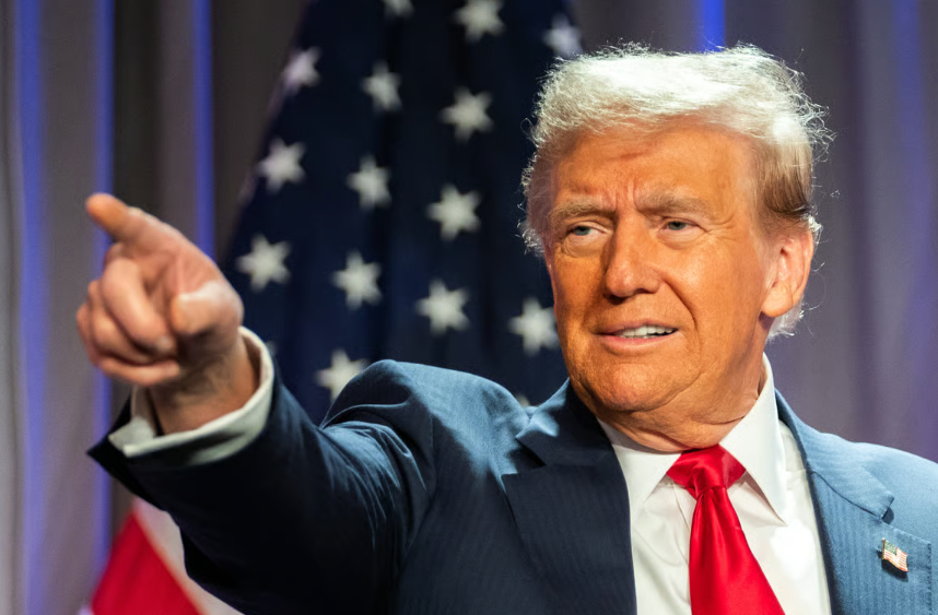 Трамп повторно во центарот на вниманието: Овој пат поради позадината на неговиот телефон [ФОТО]