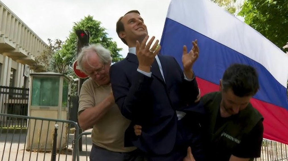 Активисти на „Гринпис“ ја украдоа восочната фигура на Макрон и ја однесоа на протест пред руската амбасада во Париз