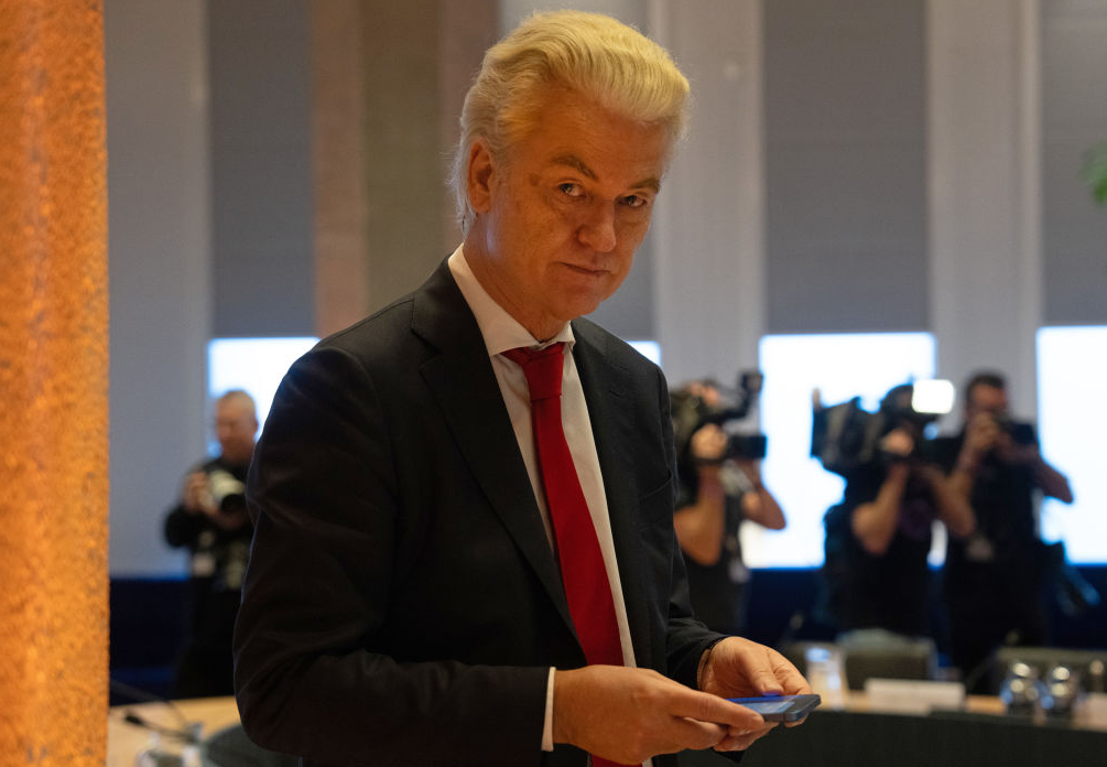 Падна владата на Холандија