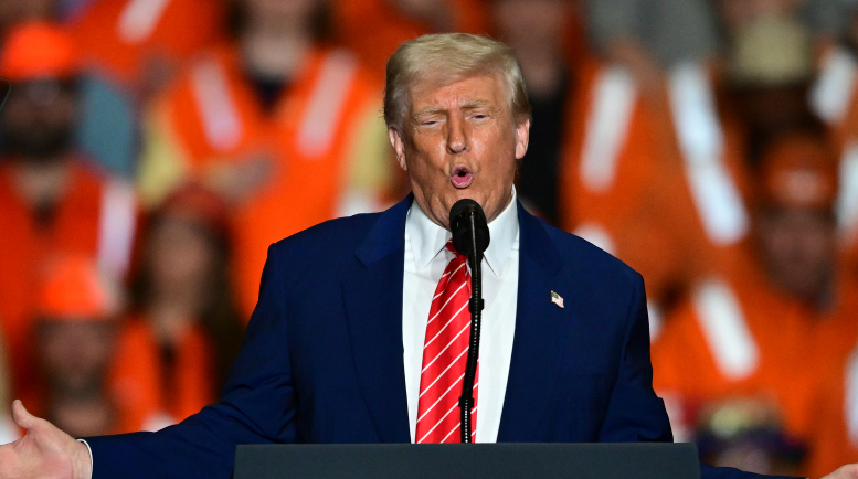 Белата куќа објави нов официјален портрет на Доналд Трамп: Сериозен поглед, но и нова вратоврска