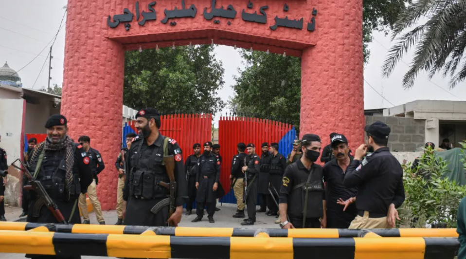 Повеќе од 100 затвореници избегаа од пакистански затвор по земјотрес во Карачи