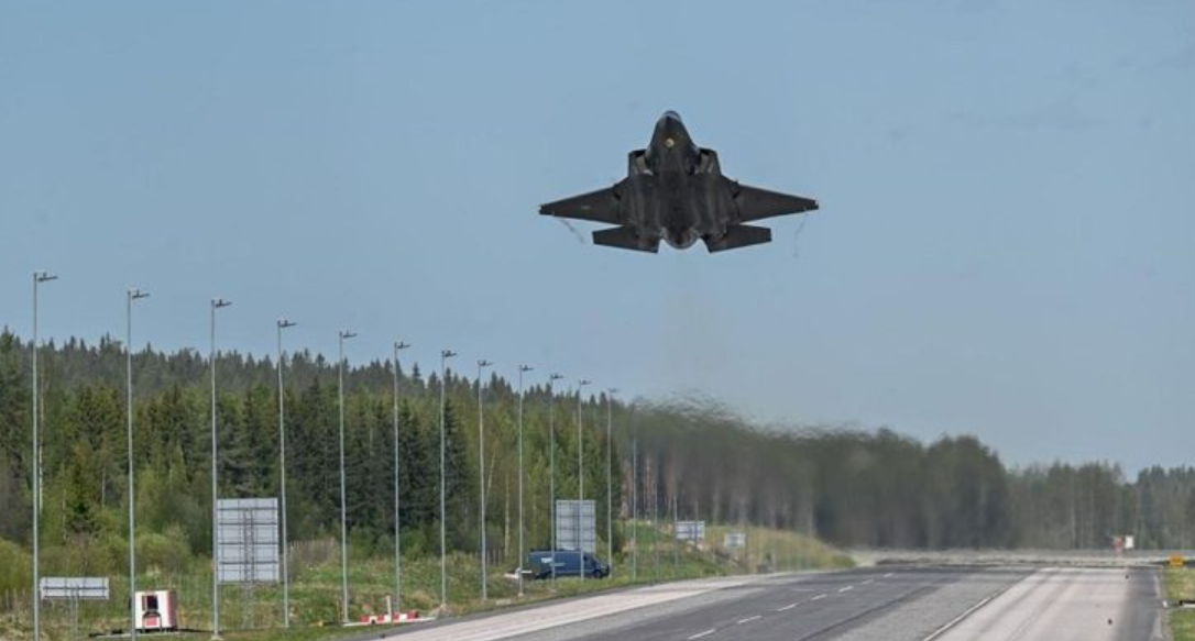 Борбени авиони на НАТО слетаа на автопати во Финска и Шведска
