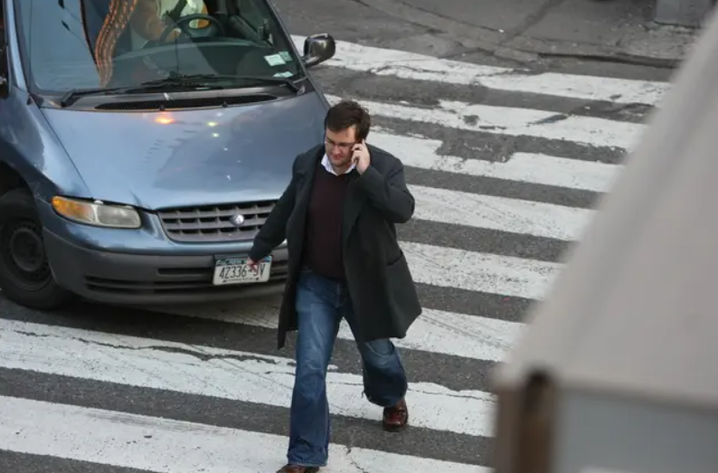 Казни до 200 евра за невнимателна употреба на мобилните телефони при одење