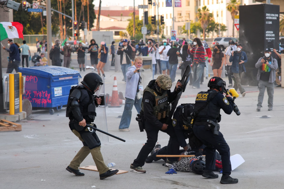 Лос Анџелес се претвора во воена зона – огромни проблеми за американскиот претседател
