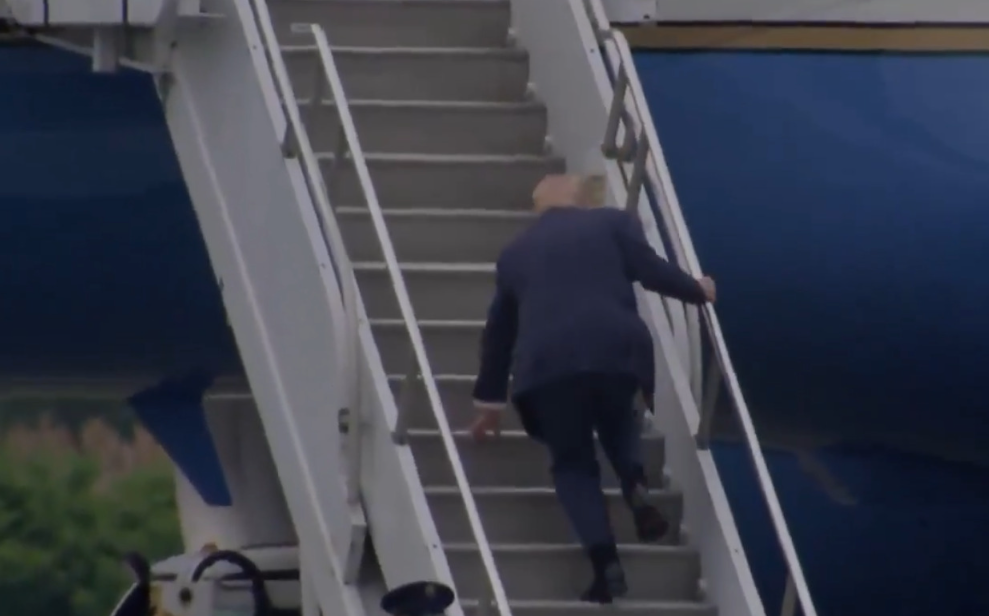 Го исмеваше Бајден, а сега Трамп се сопна додека се качуваше по скали [ВИДЕО]