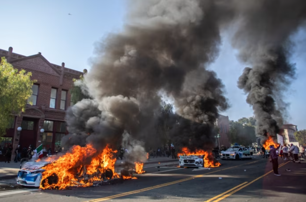 [ВИДЕО] Хаос во Лос Анџелес: Трамп испрати Национална гарда, стотици уапсени, летаат гумени куршуми, улиците во пламен