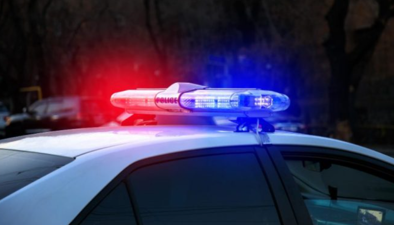 Тешко повреден малолетник: Скопјанец со автомобил удрил во бетонски ѕид и билборд