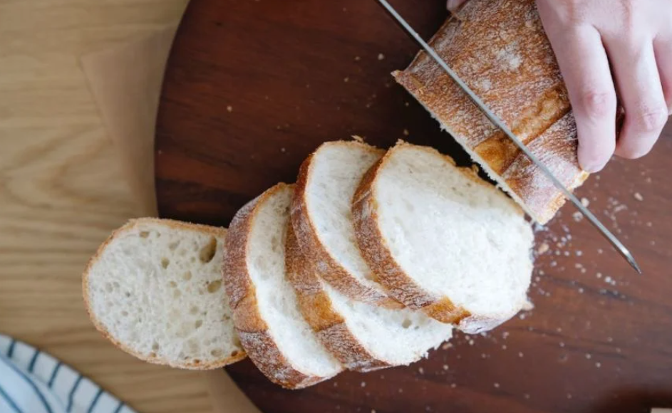 Никако во кеса: Како правилно да го чувате лебот за да остане свеж подолго време?