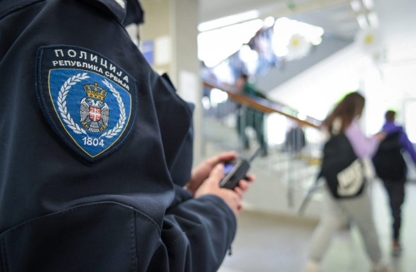 Полицијата во Белград уапси ученик, откако на училиште дошол со список за отстрел и нож
