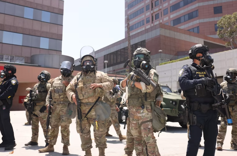 Полицискиот час останува на сила во Лос Анџелес, Трамп најавува масовни депортации