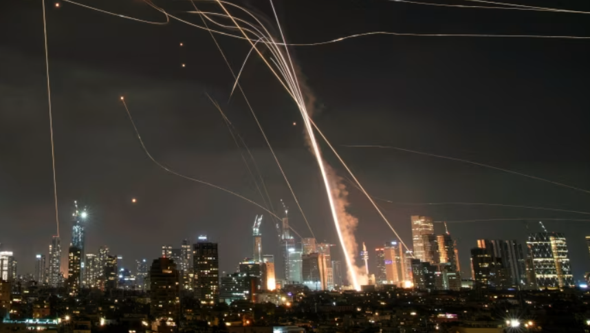 Бруталната одмазда на Иран: Израел нападнат со повеќе од 150 ракети