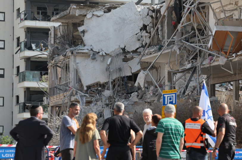 Првите фотографии по нападот: Иран ги ракетираше Тел Авив и Ерусалим – разурнати згради, изгорени автомобили и шок меѓу граѓаните