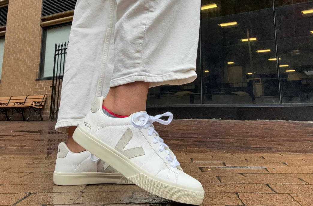 Со еден едноставен трик, белите патики повторно ќе изгледаат како нови