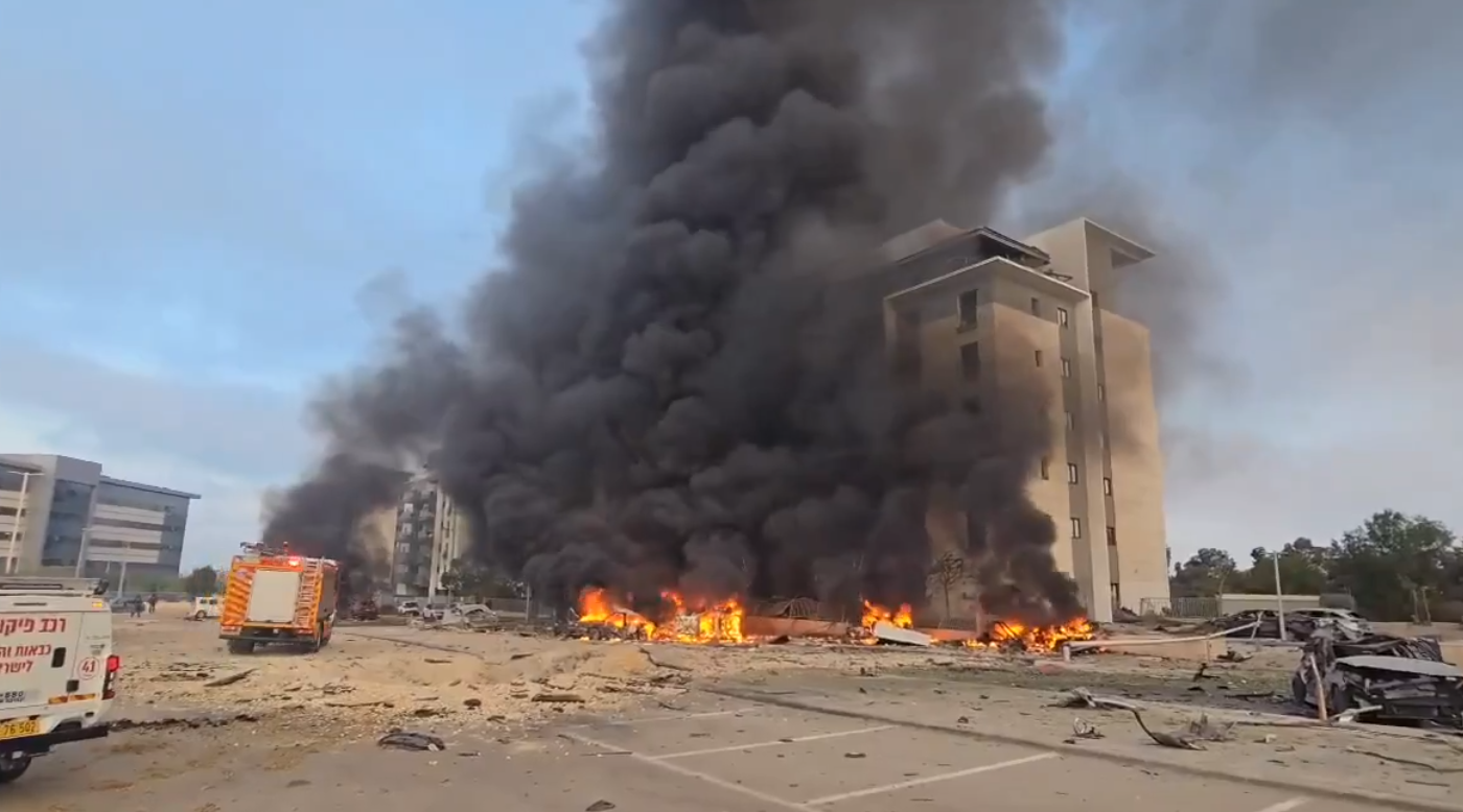 Израел под жесток напад: Сирени, пожари и повреди поради ирански ракети (ФОТО/ВИДЕО)