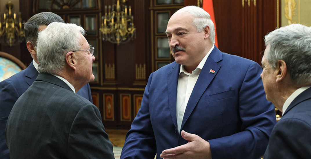 Белорусија ослободи 14 затвореници после разговорите со Кит Келог, помеѓу нив и опозицискиот лидер Цихануски