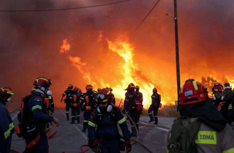 [ВИДЕО] Голем пожар беснее во Грција: Огнената стихија трае веќе 48 часа и се шири на три фронта