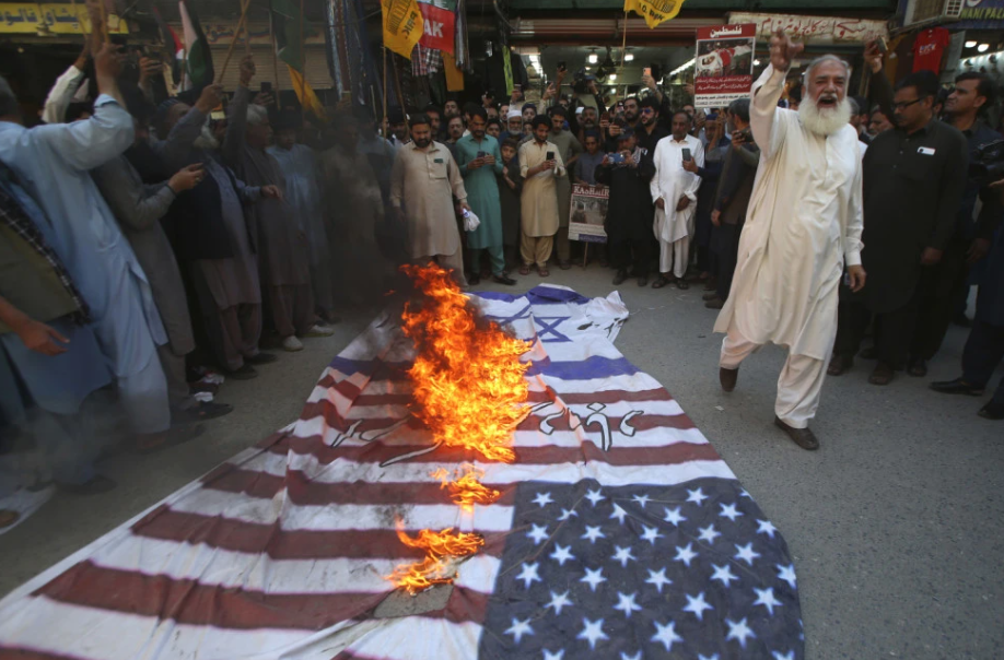 Иран со закана до САД: „Трамп, коцкару… ние ќе ја завршиме оваа војна“