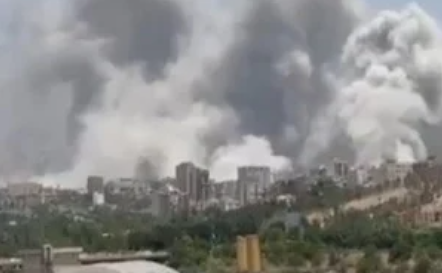 [ВИДЕО] Густ облак од чад во центарот на Техеран – Израел тврди дека ликвидирал „десетици до стотици“ припадници на Револуционерната гарда