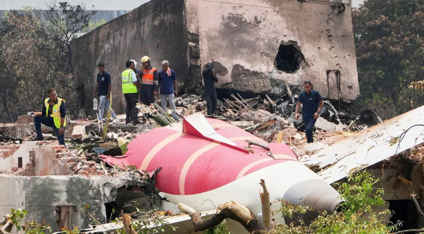 Индиските истражители ги анализираат податоците од црната кутија: Се очекуваат првите одговори за авионската несреќа со 260 жртви