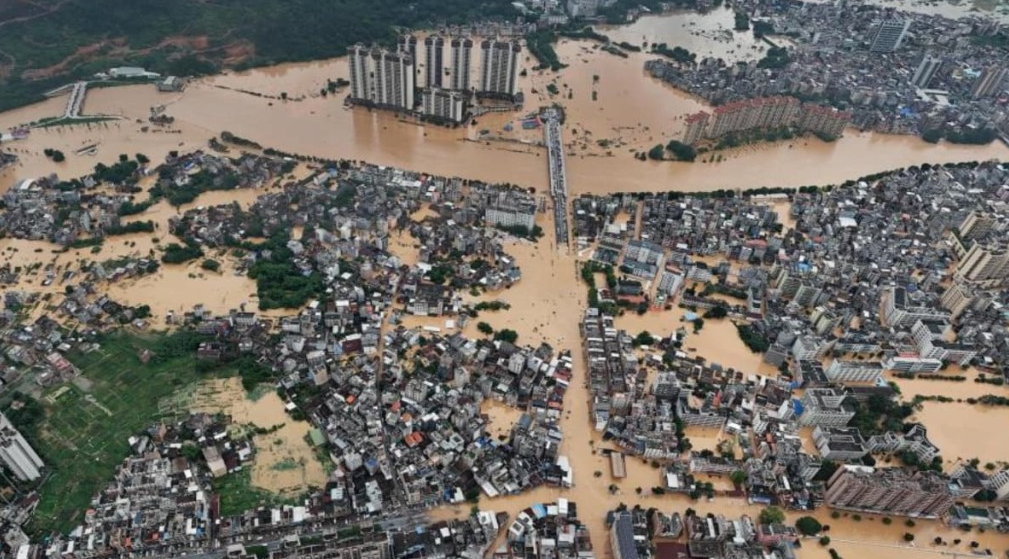 Кина ја погодија најтешките поплави во последните 50 години – шестмина загинати, десетици илјади евакуирани