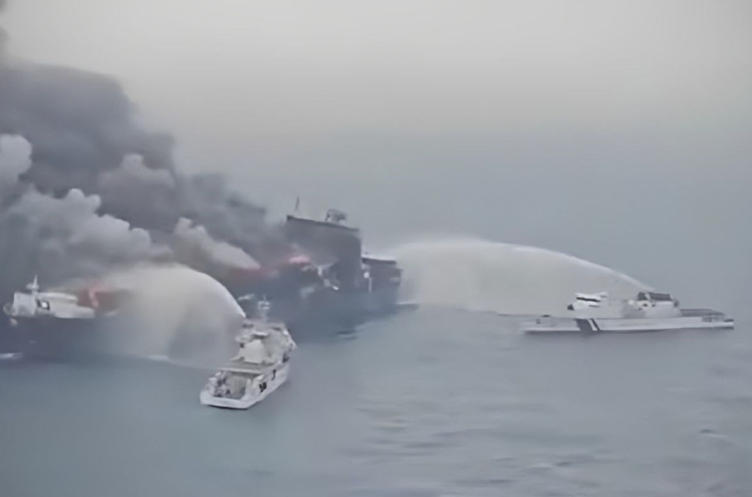 Брод со илјадници автомобили и огромна количина нафта потона во Тихиот океан