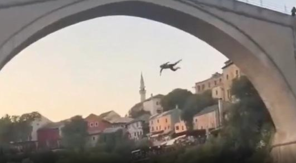 Турист скокна од Стариот мост во Мостар – за малку избегна трагедија, па беше физички нападнат [ВИДЕО]