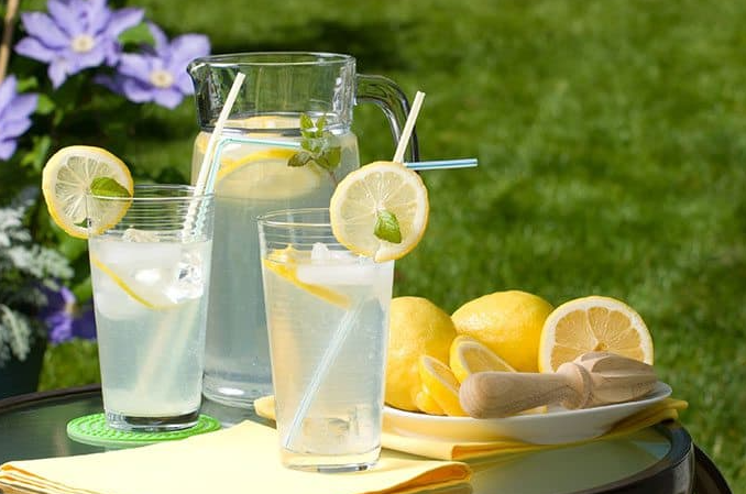 Рецепт за освежителна лимонада која ги победува жешките температури
