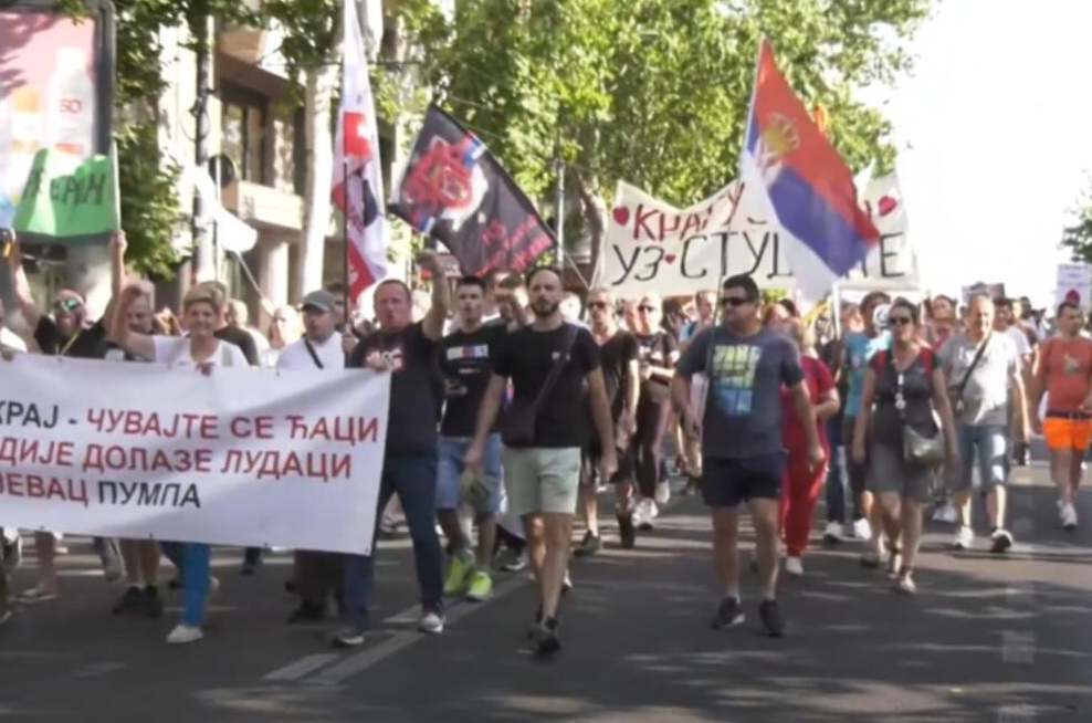 Река луѓе кон Славија во Белград – започнува големиот протест против владеењето на Вучиќ