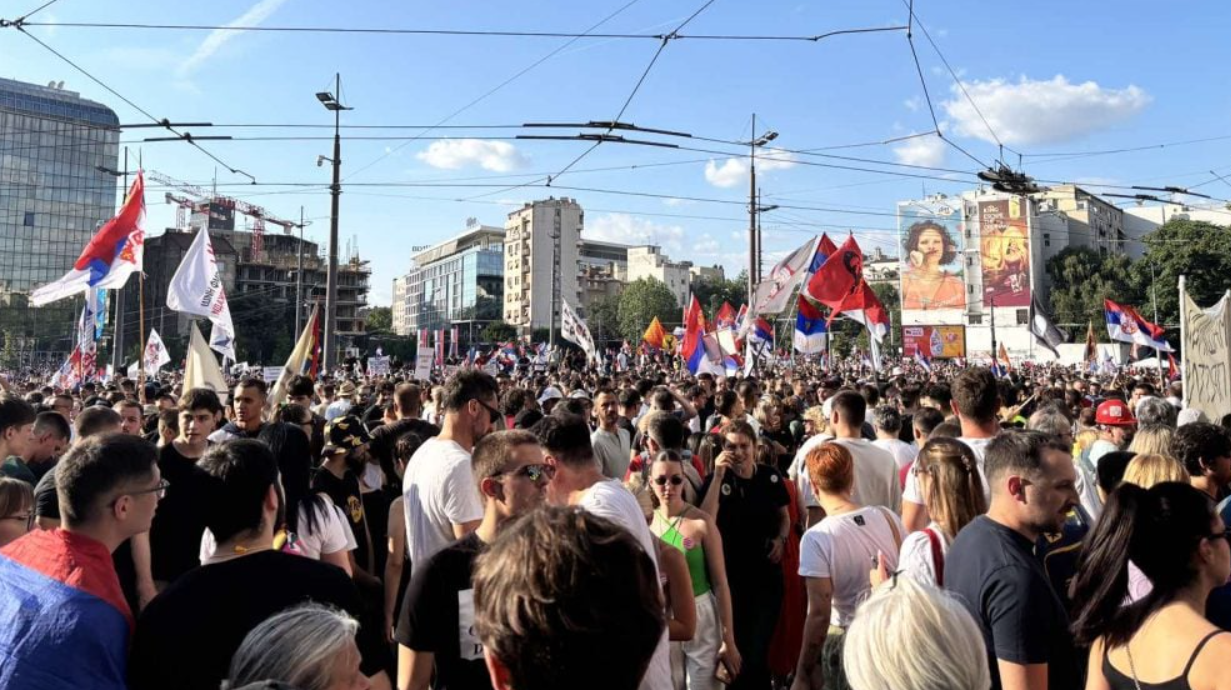 ВО ЖИВО ОД БЕЛГРАД: Започна големиот протест, забележани и првите инциденти – еве што се случува во моментов таму