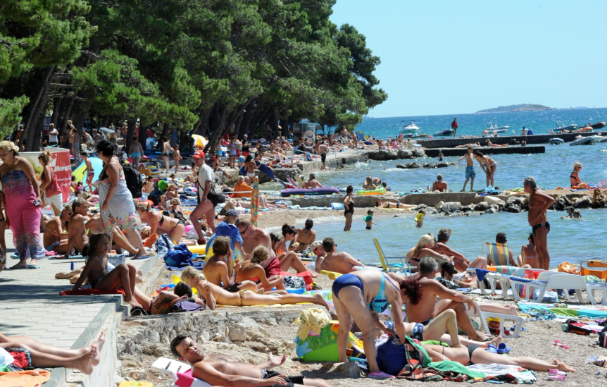 Туристите на одмор носат дури и тоалетна хартија: “Цените ги надминаа сите граници”