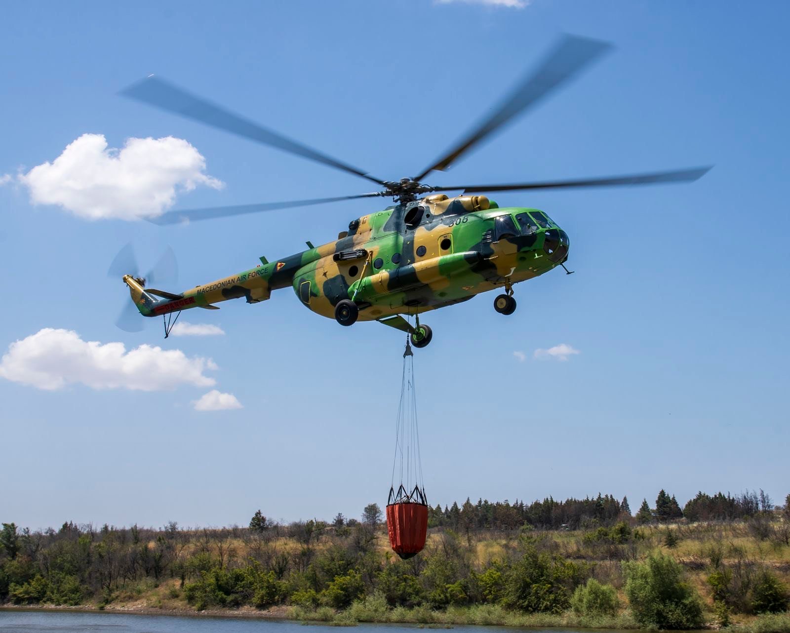 Активирани хеликоптери и повеќе тимови во гаснење на пожарот кај Чучер Сандево
