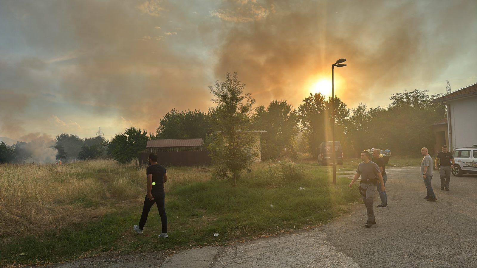 Пожарот во населбата ГеГе и дел од дворот на Психијатриската болница Бардовци – под контрола, пациентите и персоналот евакуирани