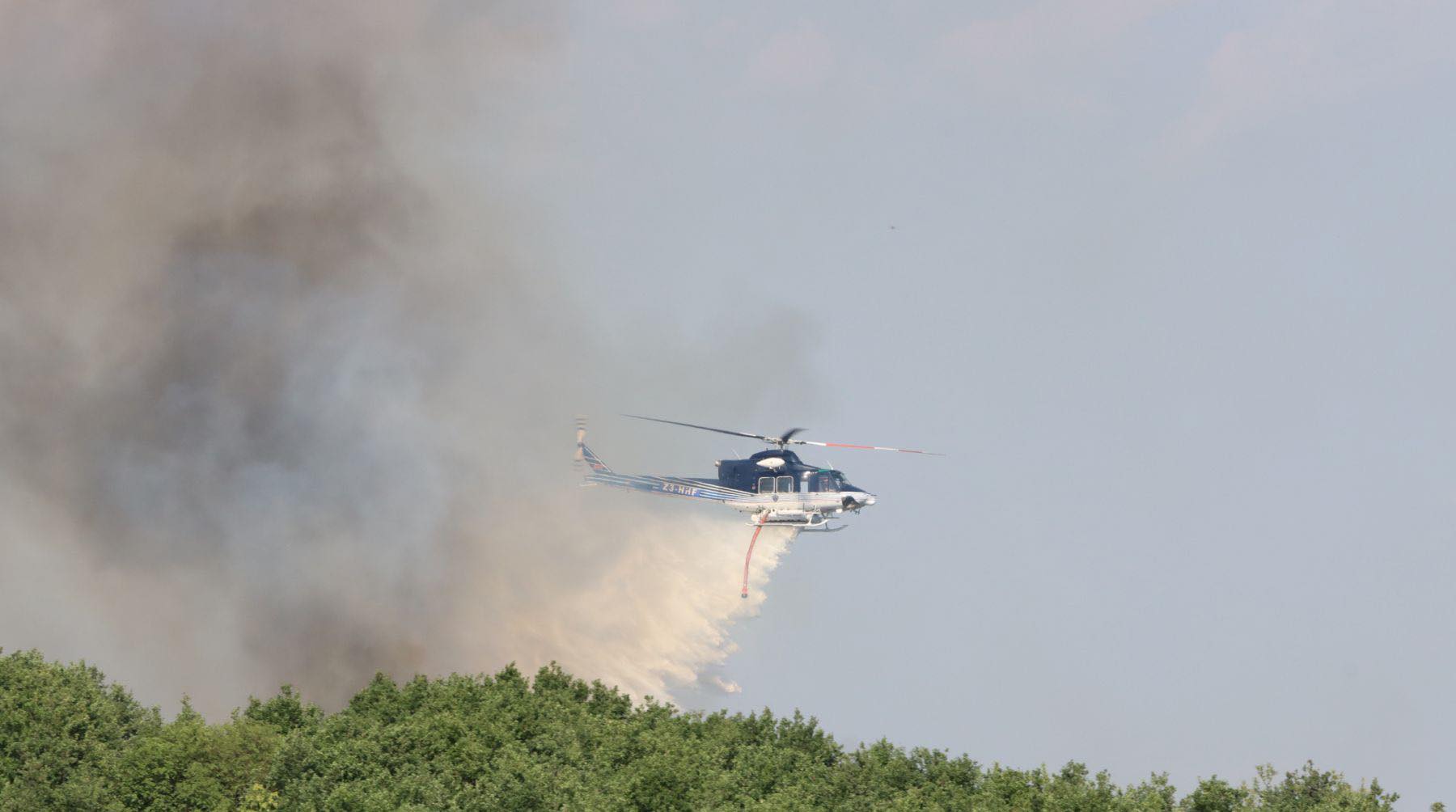 Хеликоптерска интервенција за гаснење на пожар над патот кон Блаце