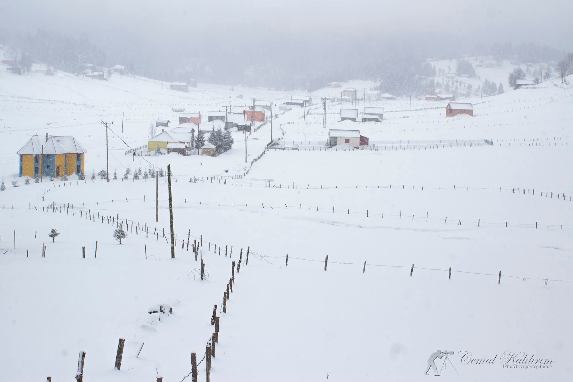 Екстремни временски услови: Снег во јули во Турција, додека Европа се топи на рекордни температури [ГАЛЕРИЈА]
