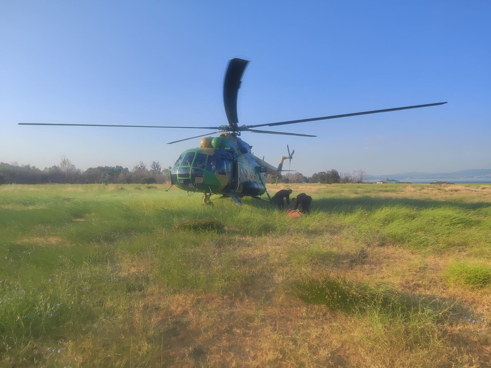 Армиски хеликоптер Ми-8МТ интервенираше во гаснење на пожарот кај село Николиќ, Дојран