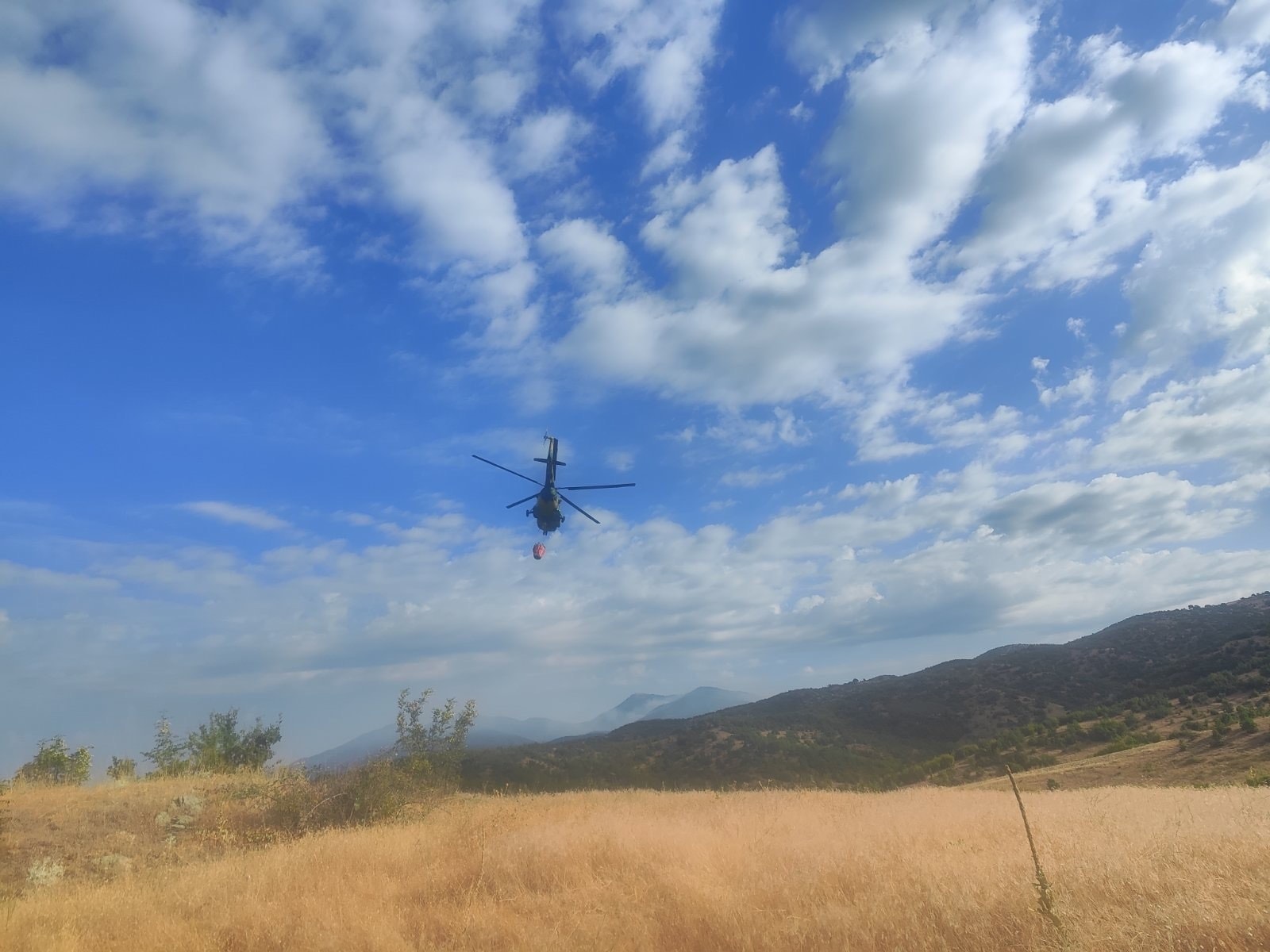 Армиски хеликоптер утринава интервенираше во гасење на пожар во близина на Општина Василево [ФОТО]
