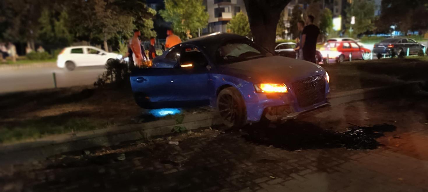 Тешка сообраќајка на „Партизанска“ кај „Сити мол“, возило заврши во жардинерии